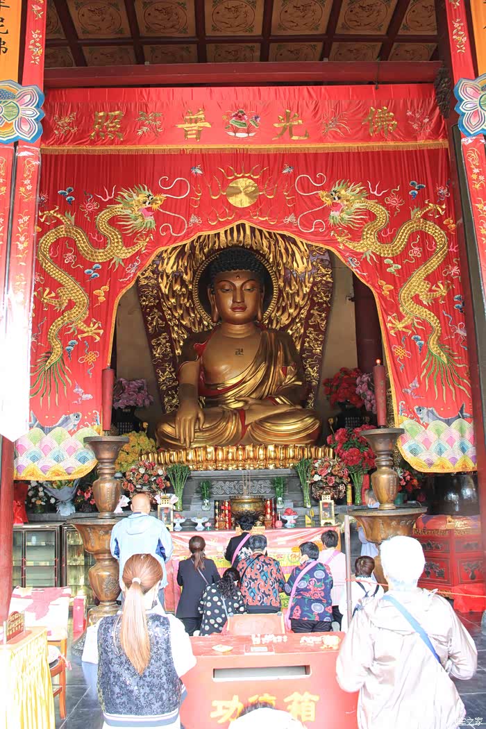 大殿内佛像.