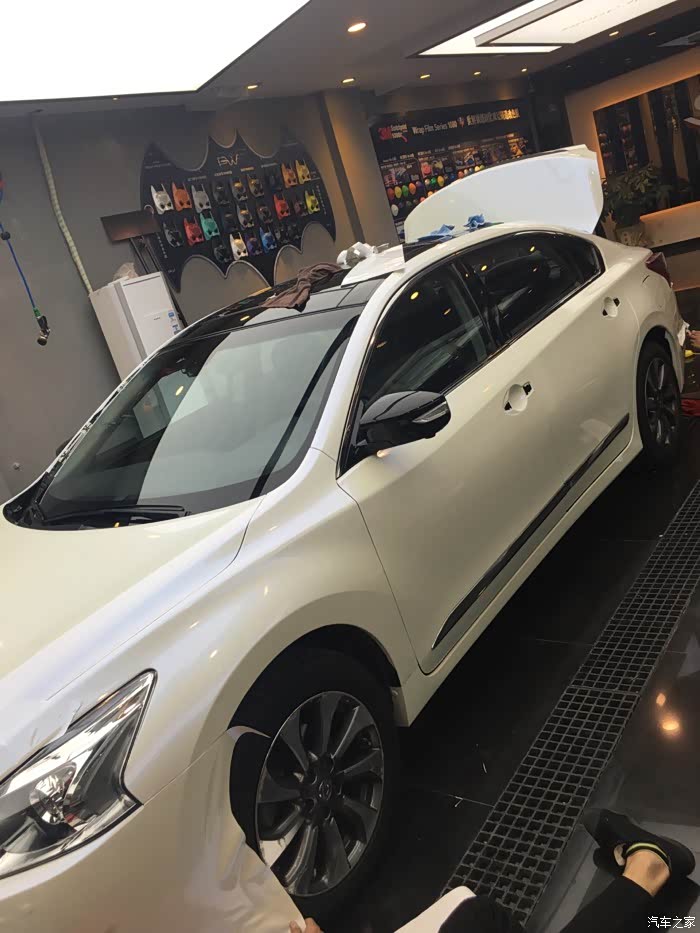 天籁公爵顶配版美国秃鹰改色膜白变蓝作业黑色中网