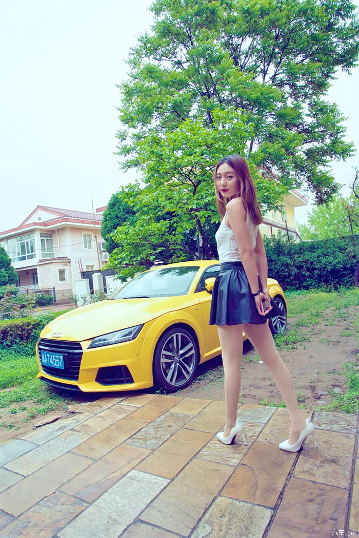 【媳妇当车模】大老婆和"小老婆"奥迪tt的雨中魅影
