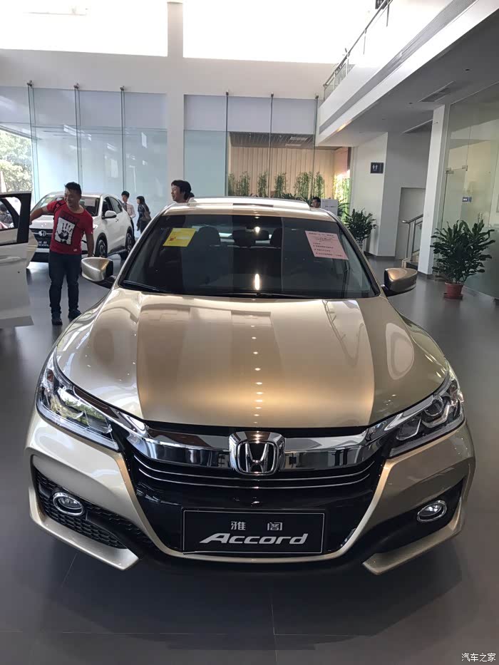 我见过,在4s见过2.0金色.金色也漂亮,但是就怕时间久了会容易直觉疲劳