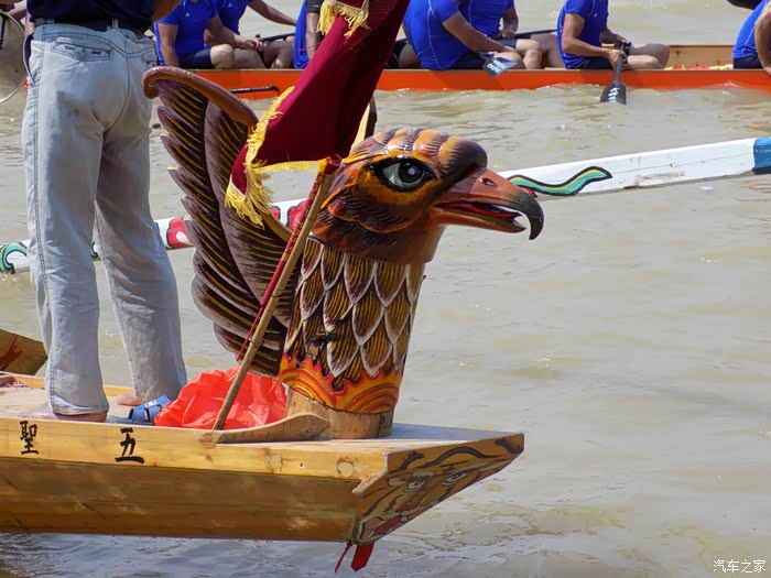 龙舟头,仅仅只是龙头,有鹰头,虎头,麒麟头等,还有.鸡头