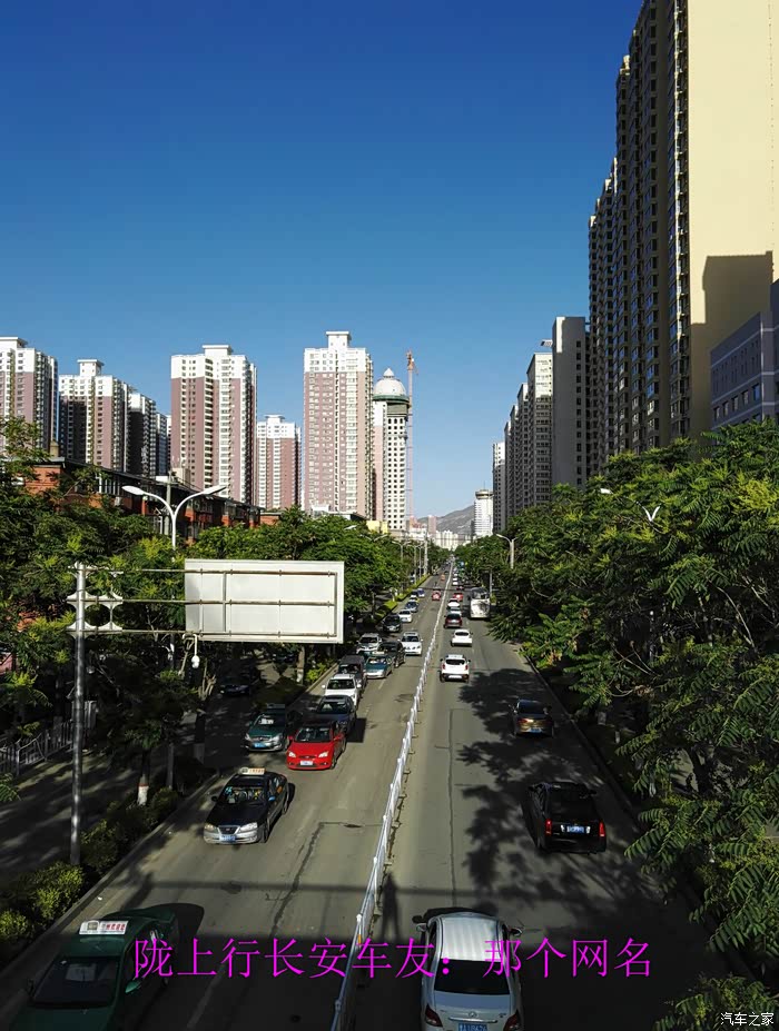 这是我班途经天水路.站在过街天桥上,感觉天好蓝,心情好好.