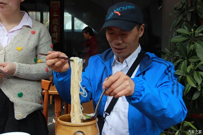 舌尖上的c5论坛——开远的"蒙自火烧房子菊花过桥米线"