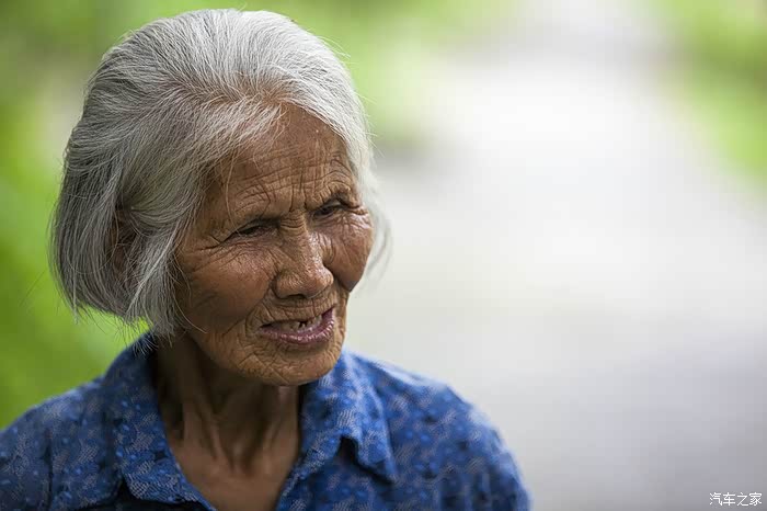 一个老妈妈在卖石头,因为没有漂流,也就没有游客,我买了两块石头,抓拍