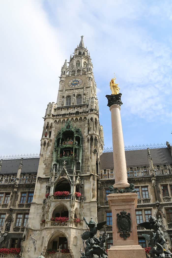 玛利亚广场的钟楼,每天11点,敲钟时,里面的发条木偶会跳出来,表演有趣