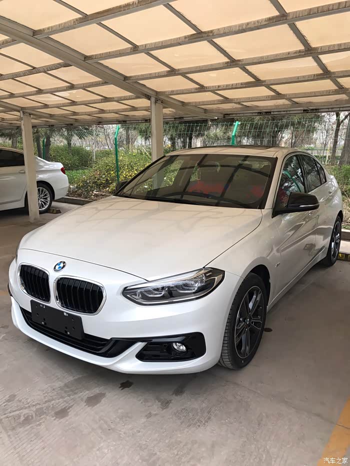 宝马1系三厢运动白色提车作业