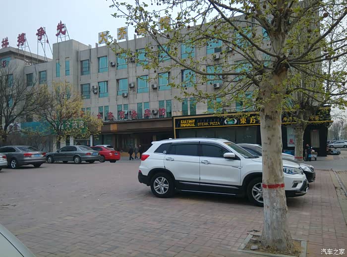 山东长安车友会睿骋与清晨中的齐河迎宾广场