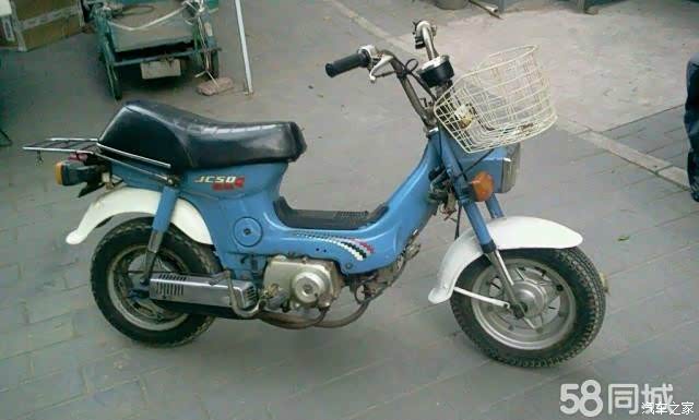 后来我大学毕业工作后买了第一辆摩托:金城50cc.