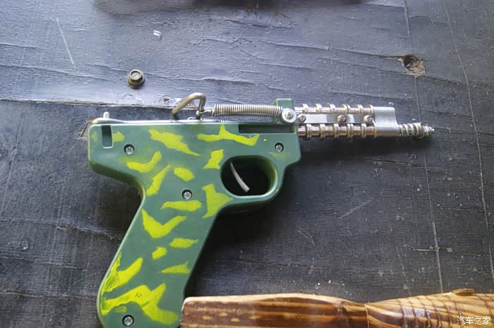 路边卖的的火柴枪,小时候自己拿车行车链条做,相信多70 80后都玩过