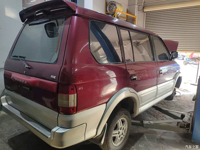 偶然间这一圈红色的三菱富利卡吸引了我