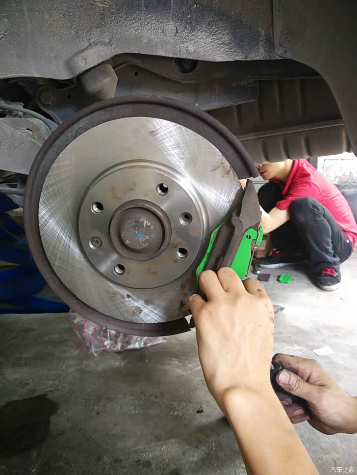 更换后刹车盘,刹车片