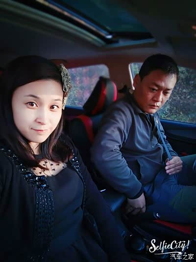 这是我和老婆,领孩子出去玩时拍的