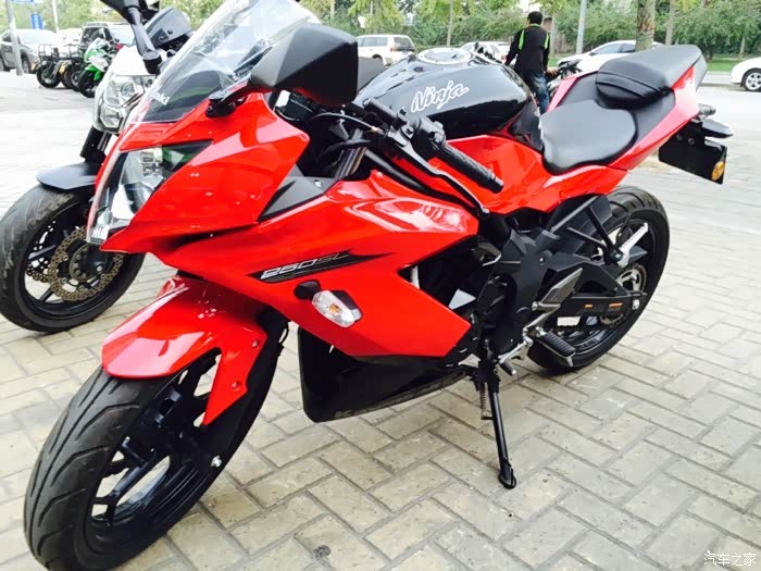 就开个z250,果然有驾驶感.只是没有abs,刹车时后轮打滑.