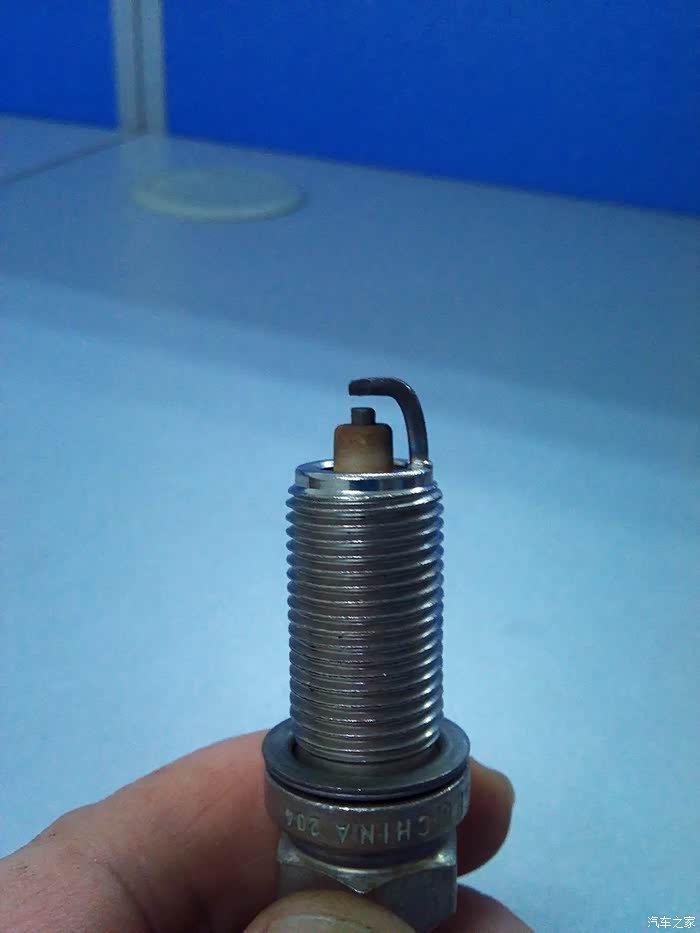 调整间隙后的火花塞