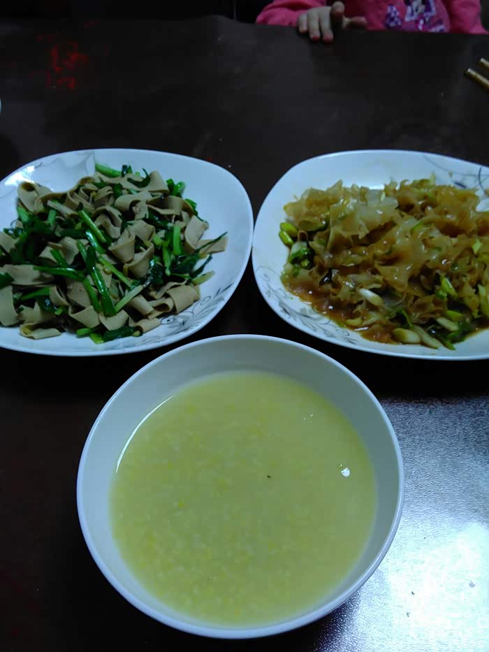 初五就坐高铁来到了郑州丈母娘家,吃的河南的馍菜汤,不习惯啊