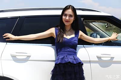 兄弟媳妇儿当车模 绽放在夏日的神采飞扬