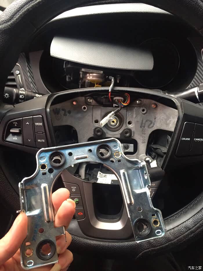 272 | 回复: 9 名图论坛 你们方向盘气囊位置是不是右边窄左边大.