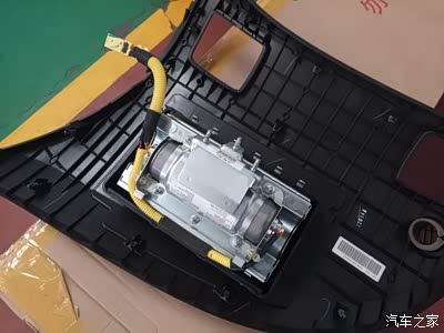 副驾驶前台面零件----安全气囊总成