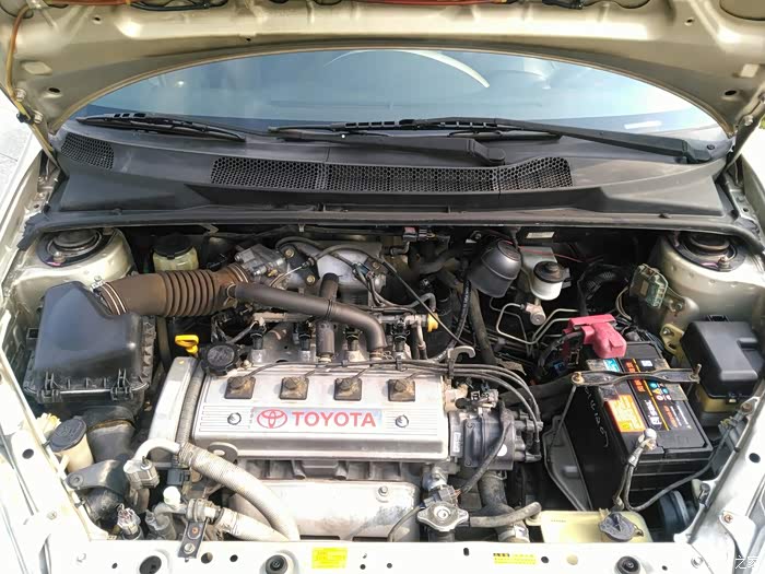 就这款威姿,06年的,你看看它的发动机外部结构,是不是八个火嘴.