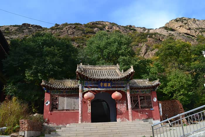 云州水库旁的护国寺,山门是老的,其他都是新建,中国人的信仰又回归了.