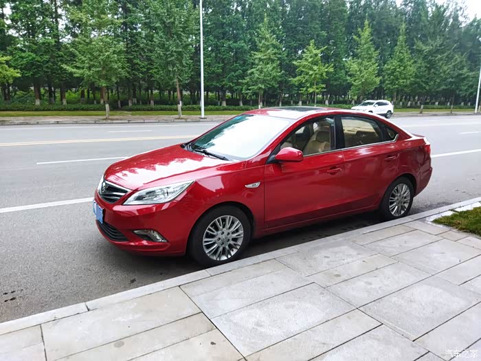 这张图可以很好地看出逸动红色车漆的质感,就像一面镜子一样