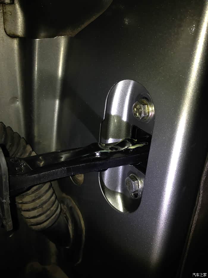 新到帕萨特车门限位器,已换上两后门,从此再也不怕拉坏开门拉手