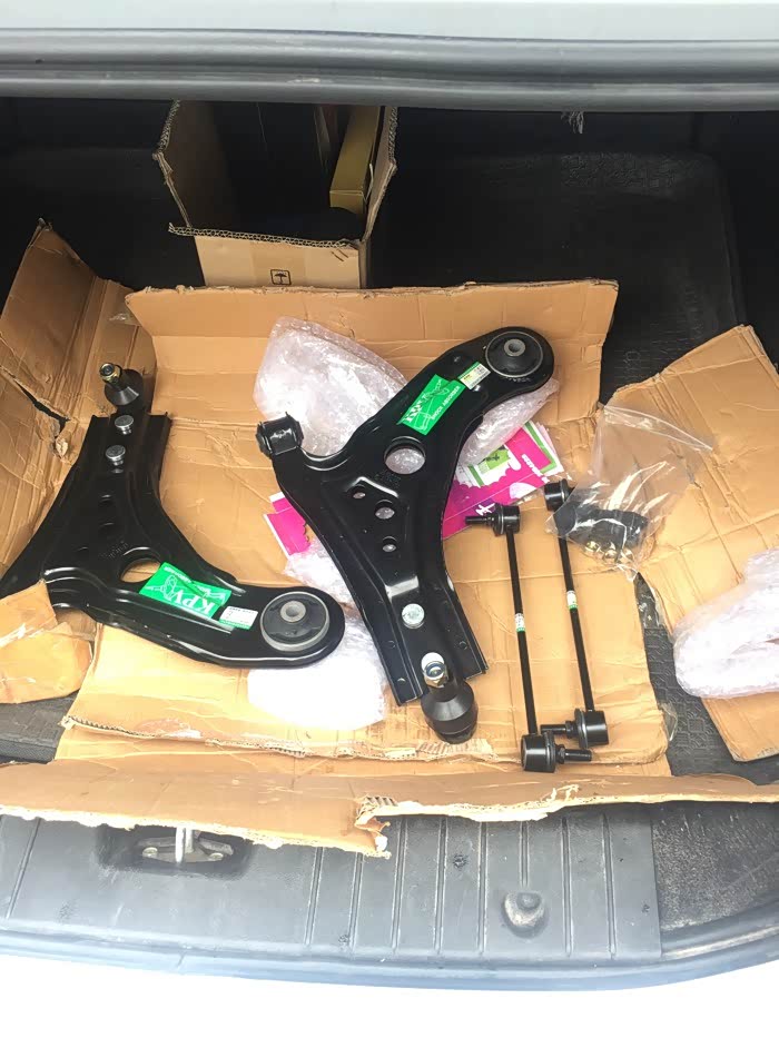 更换三角臂及平衡杆球头