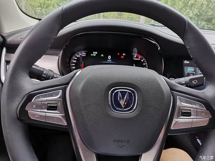 电子助力方向盘比较轻盈,个人感觉操控性特棒