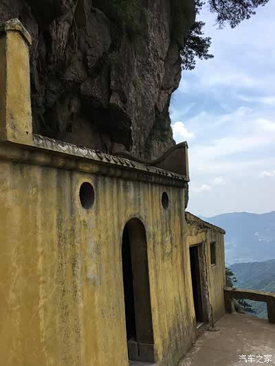在安徽岳西县,有二座著名的山峰,二祖山和司空山,它们都是因二祖慧可
