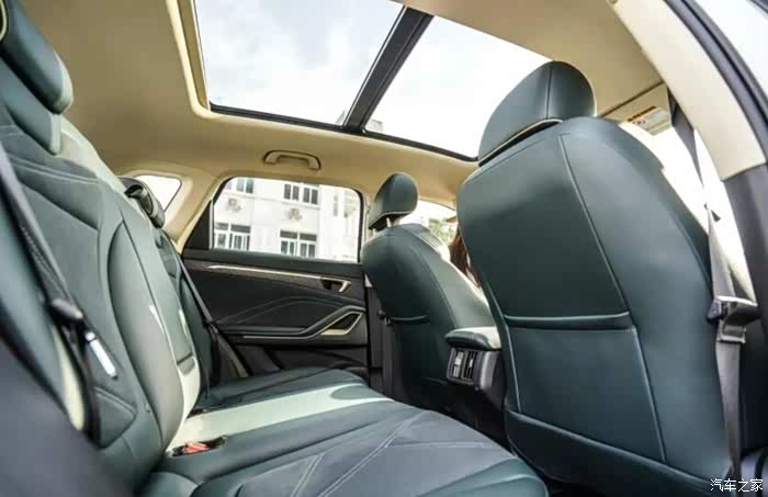 行驶在路上,奔腾t55性感曲面车身,如行云流水般,演绎着光影流转的千变