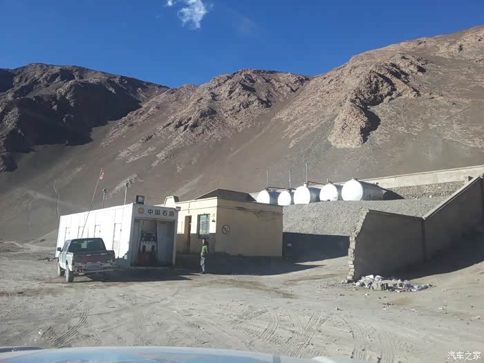 到达红柳滩,第一件事就是补充燃油,大切的油料已经所剩无多,而在到达