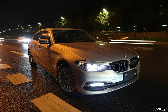 2018宝马5系提车作业,月光银也是不错的颜色!