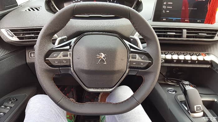 方向盘,开始确实有些不适应,需要习惯.在多功能键很丰富,换挡拨片,酷.