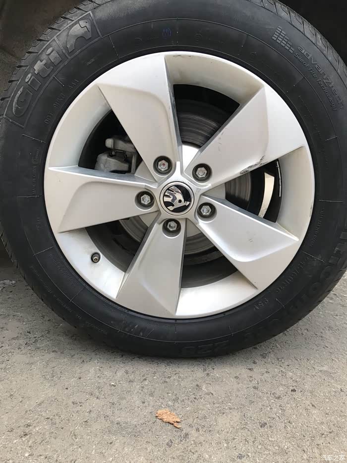 斯柯达野帝更换轮胎