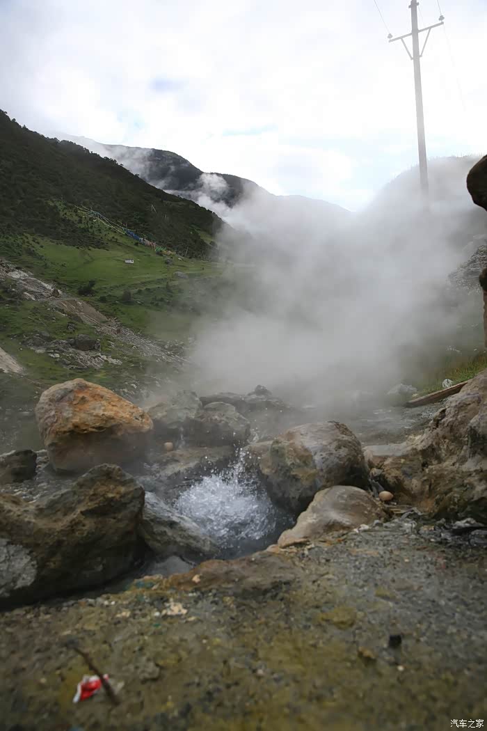 措普沟的温泉泉眼,出水口温度90多度,蹲在旁边明显感觉到烤的荒