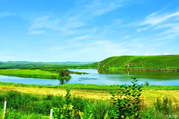 蓝天白云下,镶嵌在一望无际的绿色草原上的莫日格勒河,显得是那样娇柔