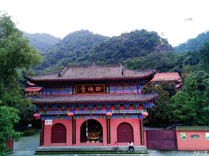 雎水镇卧佛寺,  坐落在虎头岩下