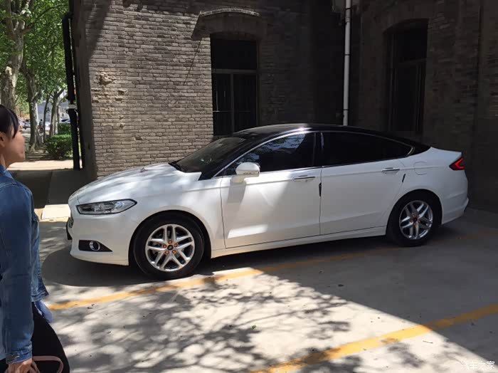 大家觉得蒙迪欧贴黑顶好看么?