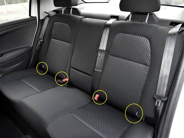 看见isofix标识了吧?这下面就是接口,掰开来就看见了