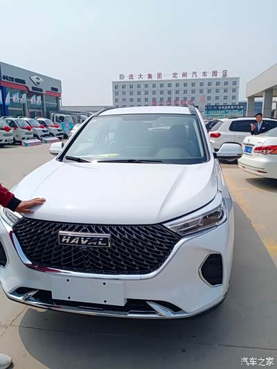 哈佛m6普拉斯提车一周了.儿子嚷嚷着要从车上看视频动画片.