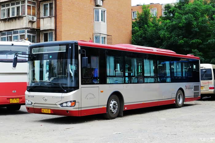 一辆报废的枣红色桑塔纳老本田思域