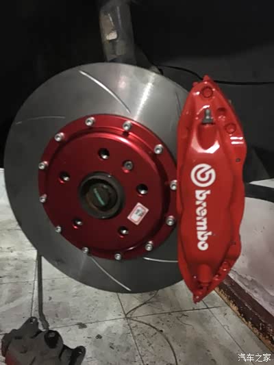 新装的布雷博f50刹车,踩刹车蹦蹦响.为什么.有大神知道吗