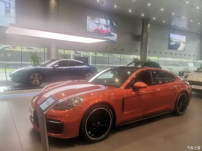 老铁们东三环有家新开的保时捷4s店帕拉梅拉居然还有现车