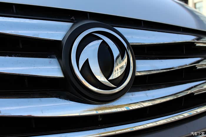 大爱菱智的这款前脸造型,四条镀铬亮条簇拥着风行双飞燕车标,沉着