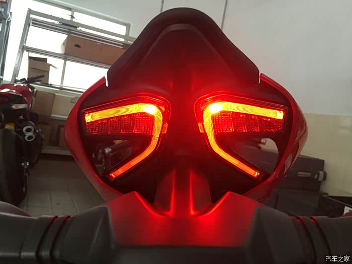 那靓丽的一抹骚红 杜卡迪959提车记