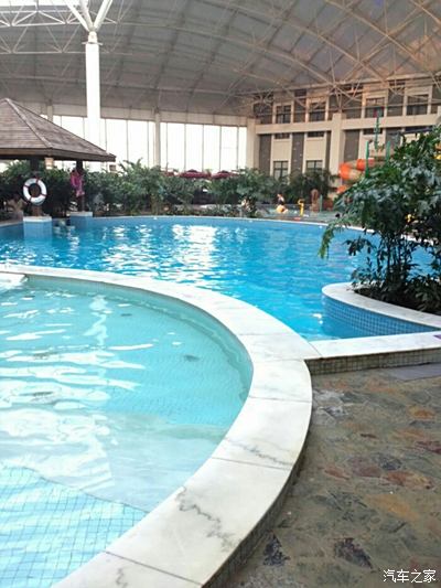 这是,河北省保定市雄县美泉世界温泉酒店的温泉游泳池