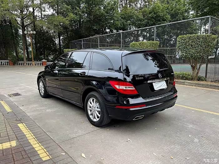 曾经也是红极一时的奔驰商务r350,很经典的一款车.