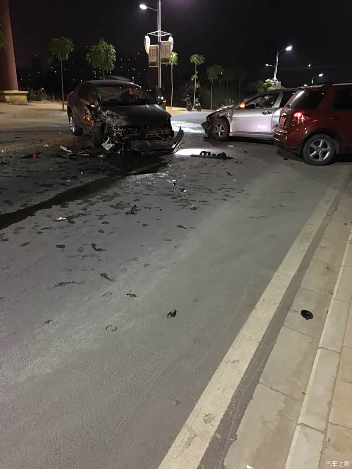 【图】前晚亲眼目睹的cc撞车直接报废_一汽-大众cc论坛_汽车之家论坛