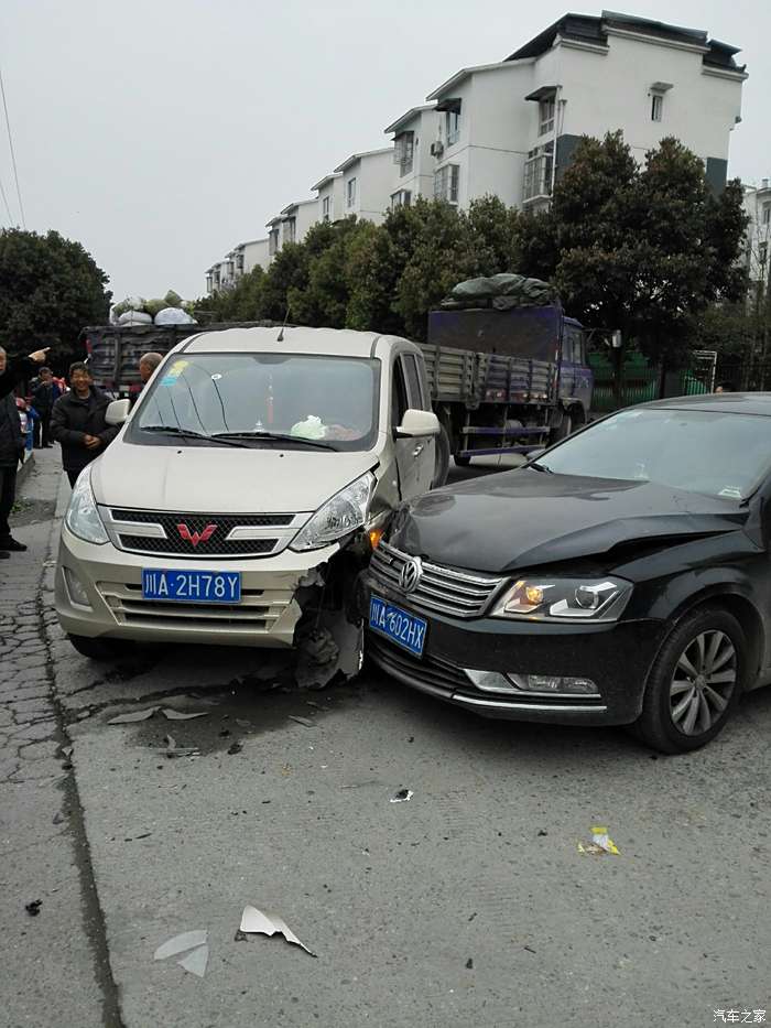 遇到一五菱宏光與邁騰的車禍