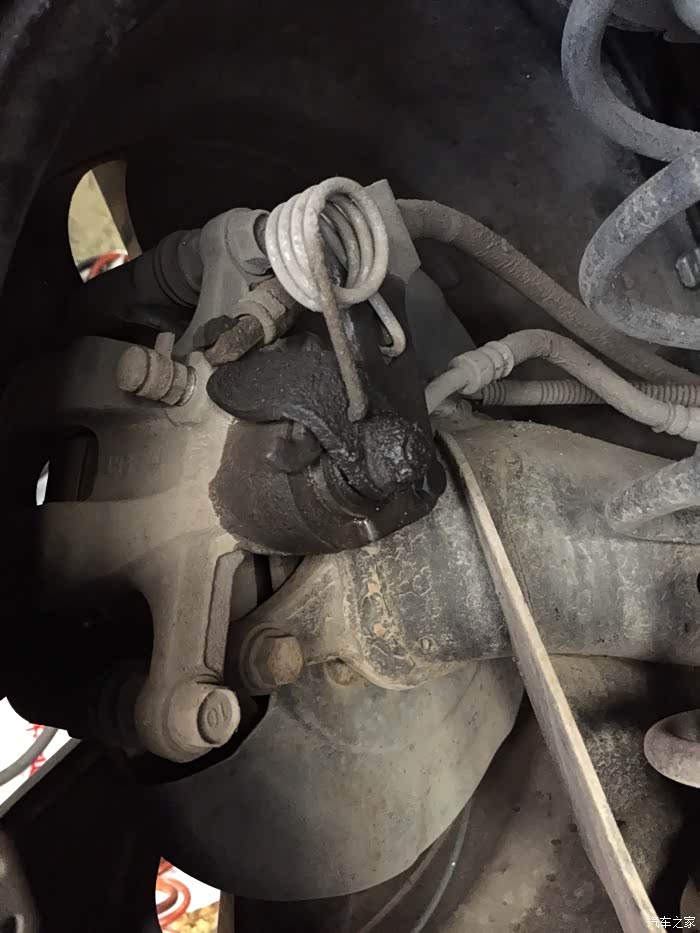 【图】起亚刹车分泵漏油. 有懂的车友么.